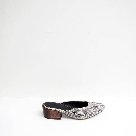 PRICE DROP 💧 MARI GIUDICELLI snake Leblon mule slide EUC - Picture 3 of 3